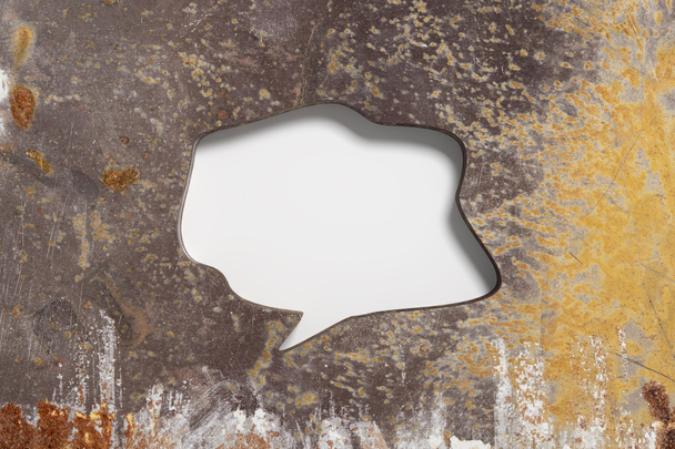 Bulle de parole sculptée dans un mur métallique rouillé
 - Photo, image