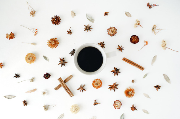 シナモンとコーヒーのマグカップ - 写真・画像