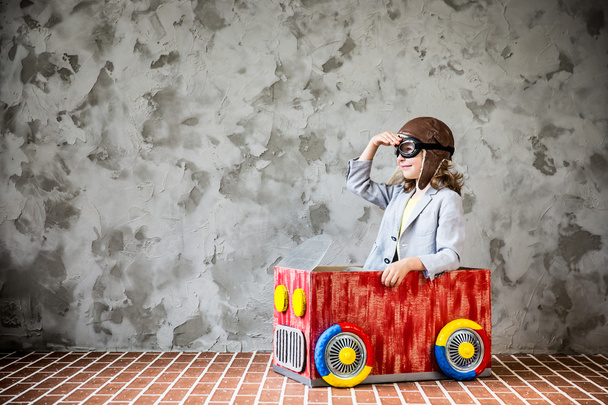 Ребенок за рулем автомобиля из картонной коробки
 - Фото, изображение