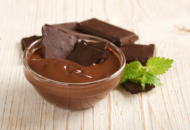rozpuszczoną czekoladę na podłoże drewniane - Zdjęcie, obraz