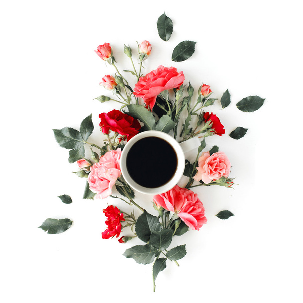 Φλιτζάνι καφέ με ροζ τριαντάφυλλα και λουλούδια - Φωτογραφία, εικόνα