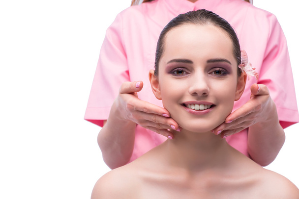 Hermosa mujer joven durante la sesión de masaje facial
 - Foto, imagen