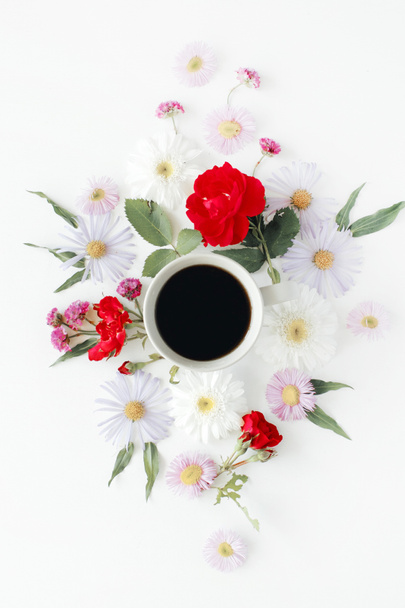 Cup of coffee with roses and flowers. - Fotoğraf, Görsel