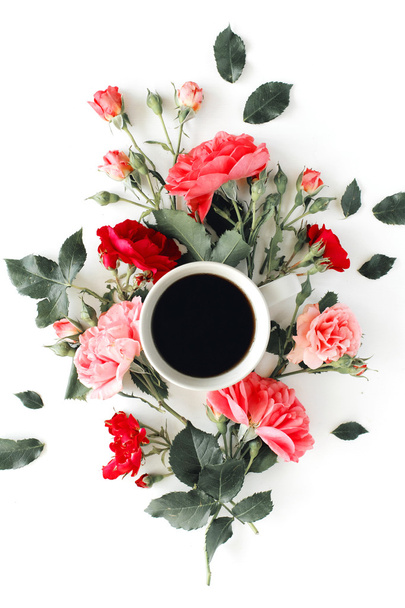 Cup of coffee with pink roses and flowers.  - Foto, afbeelding