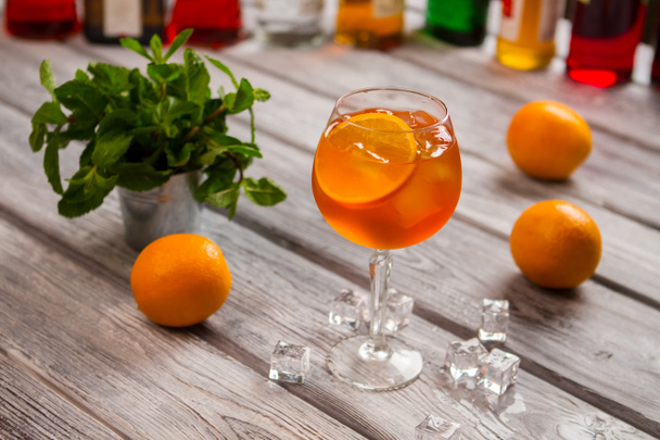 Винное стекло с апельсиновым коктейлем
. - Фото, изображение