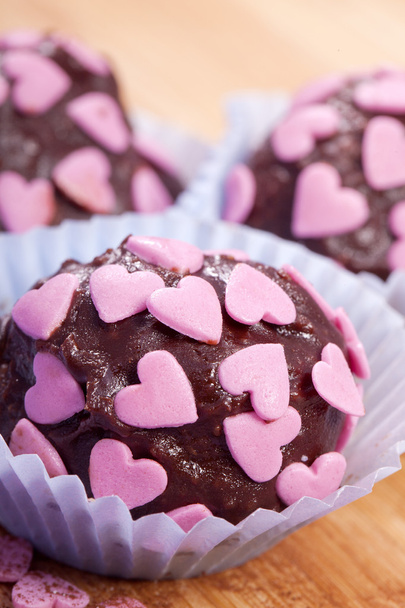 Pralines au chocolat aux cœurs roses
 - Photo, image