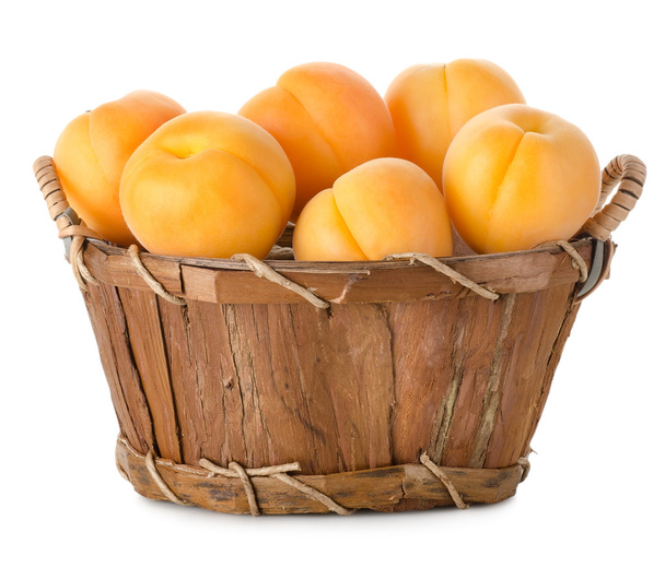ruwe abrikozen in een mand - Foto, afbeelding