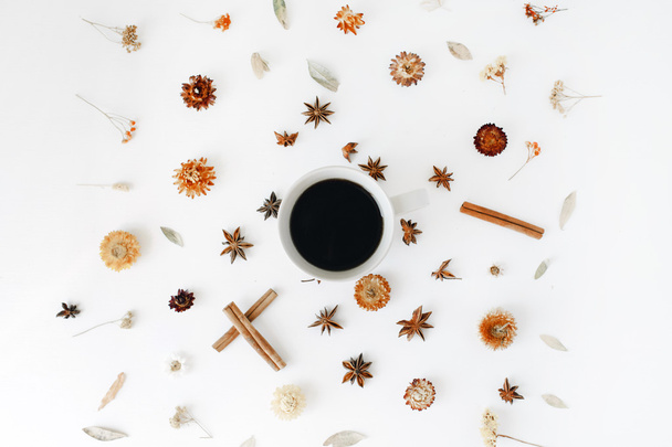 Kaffeebecher mit Zimt - Foto, Bild