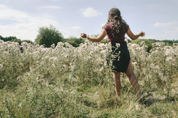 Girl in the fields - Foto, immagini