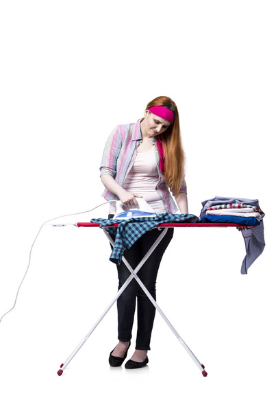 Νεαρή γυναίκα να κάνει το σιδέρωμα απομονωθεί σε λευκό - Φωτογραφία, εικόνα