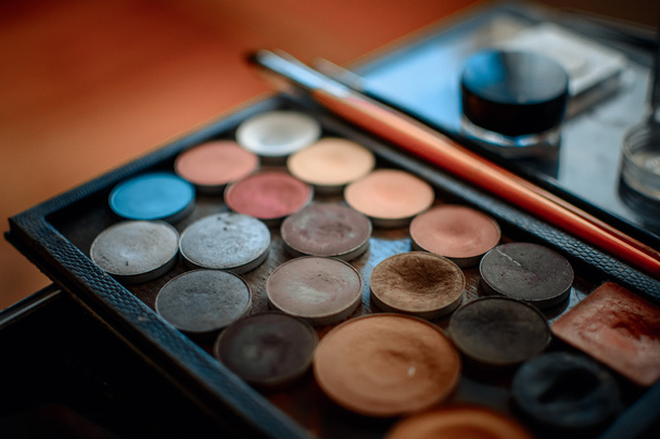 Una paleta de sombras con pinceles para diferentes tipos de maquillaje
 - Foto, Imagen