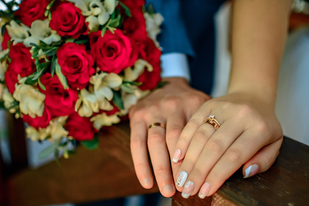 a menyasszony és a vőlegény kezét  - Fotó, kép
