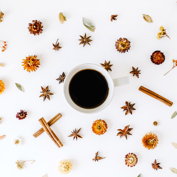 シナモンとコーヒーのマグカップ - 写真・画像