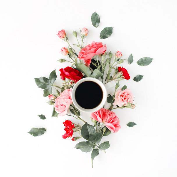 Kuppi kahvia vaaleanpunaisia ruusuja
  - Valokuva, kuva