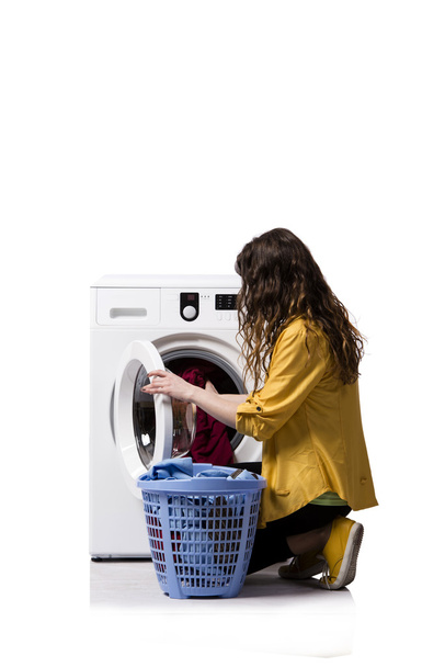 Fiatal nő csinál-piszkos mosoda elszigetelt fehér - Fotó, kép