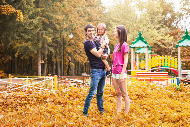 Famille heureuse se détendre en plein air Dans le parc d'automne
 - Photo, image