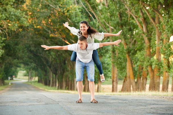 šťastný mladý pár chodit po zemi silnici venkovní, romantické lidi konceptu, letní sezóny - Fotografie, Obrázek