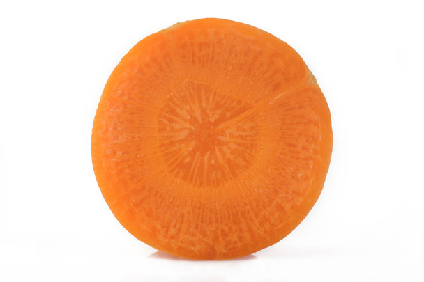 Zanahoria fresca en rodajas sobre fondo blanco
 - Foto, Imagen