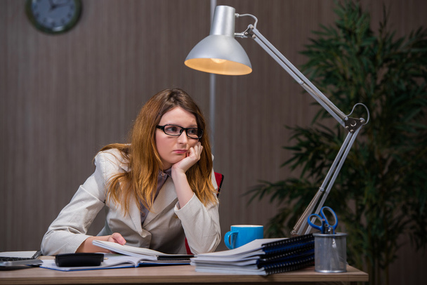 Kobieta kobieta interesu, pobyt w biurze na długie godziny - Zdjęcie, obraz