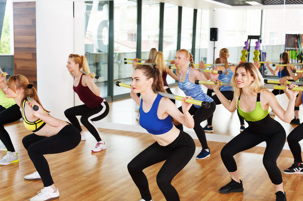 Grupa młodych kobiet w klasie fitness - Zdjęcie, obraz