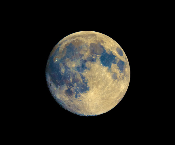Luna llena vista con telescopio, colores mejorados
 - Foto, Imagen