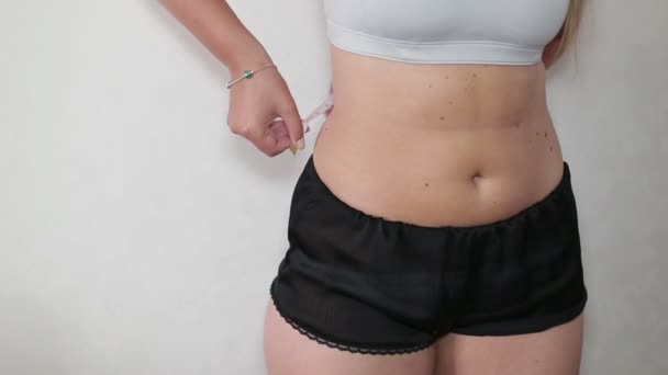 Mulher medindo fita métrica da cintura
 - Filmagem, Vídeo