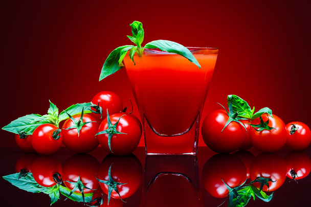Tomaattimehu punaisella pohjalla
 - Valokuva, kuva