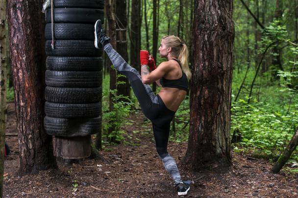 Frau praktiziert Kickboxen - Foto, Bild