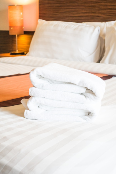 Badhanddoek op bed - Foto, afbeelding