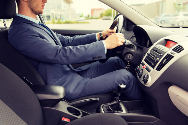 Közelkép a fiatal férfi öltöny, autó vezetés - Fotó, kép