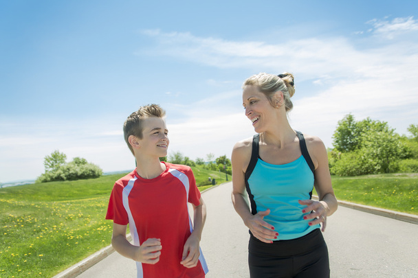 Familie, moeder en zoon zijn uitgevoerd of joggen voor sport buitenshuis - Foto, afbeelding