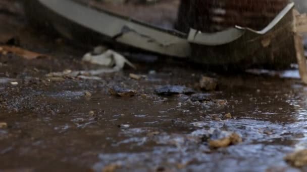 velho barril e pára-choques carros na chuva
 - Filmagem, Vídeo