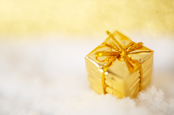 Christmas gift on snow macro - Foto, imagen