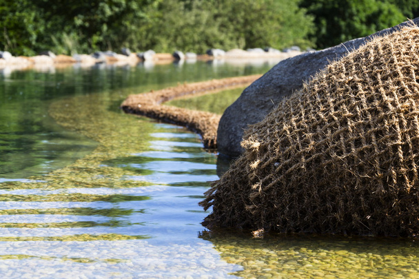 Red de tejido textil en estanque de natación natural para plantas purificadoras
 - Foto, Imagen