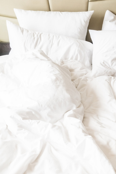 Διακόσμηση rumpled κρεβάτι  - Φωτογραφία, εικόνα