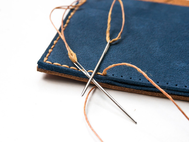 Artisanat de vieux portefeuille en cuir fait main
 - Photo, image