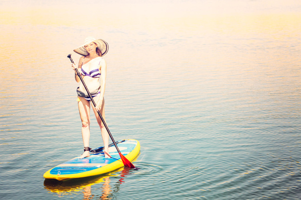 Young woman Paddleboarding - Foto, Imagen