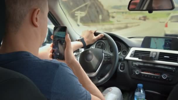 man doing a selfie with your hands in car - Materiał filmowy, wideo