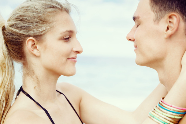 Pareja joven romántica en la playa
 - Foto, Imagen