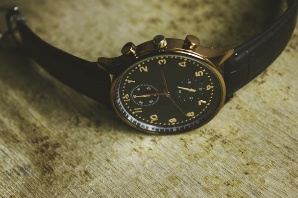 ακρίβεια, χρόνο, αντικείμενο επάνω μαύρο κλασσικό ανδρικό Ρολόι χεριού - Φωτογραφία, εικόνα