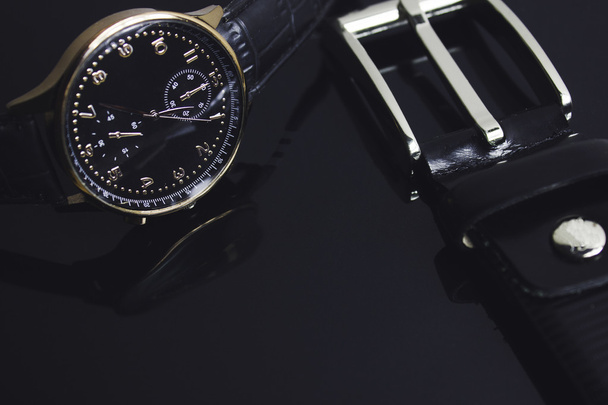 годинник ремінець на чорному фоні
 - Фото, зображення