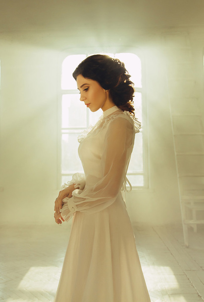 Lady in white vintage dress  - Foto, Imagem
