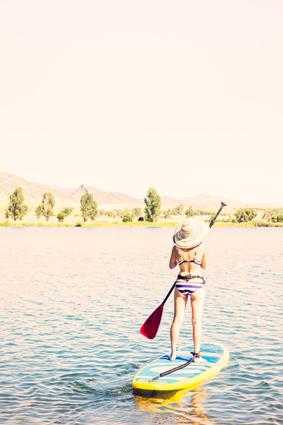 Genç kadın Paddleboarding - Fotoğraf, Görsel