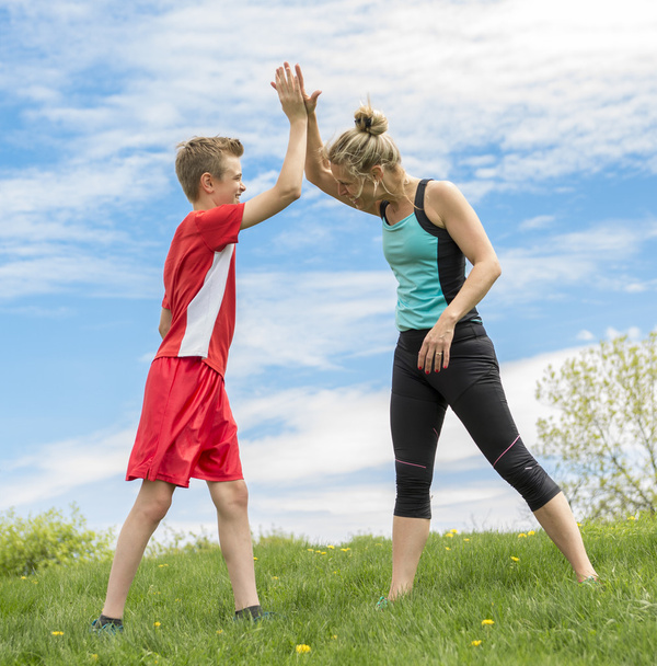 Rodina, matka a syn se systémem nebo jogging pro sport venku - Fotografie, Obrázek