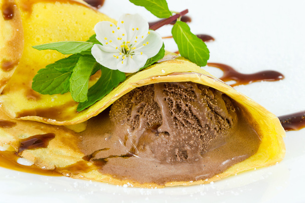 Crepes con helado de chocolate
 - Foto, imagen