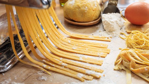 Verse tagliatelle pasta zelfgemaakte voorbereiding - Foto, afbeelding