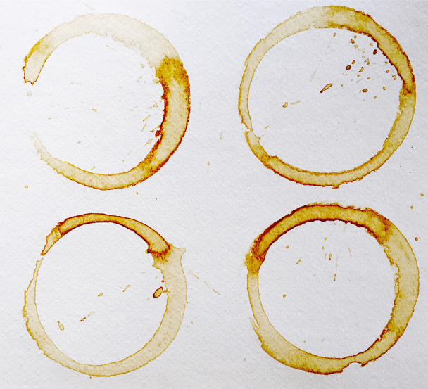 Set de manchas de café sobre fondo de papel blanco
 - Foto, imagen