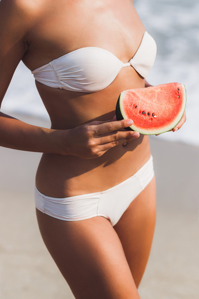 Meisje bedrijf watermeloen in handen - Foto, afbeelding