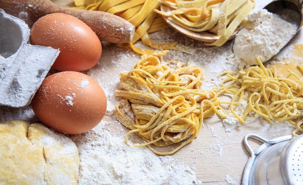 Świeży makaron tagliatelle pasta przygotowanie domu - Zdjęcie, obraz