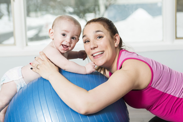 Mother with child boy doing fitness exercises - Foto, Bild